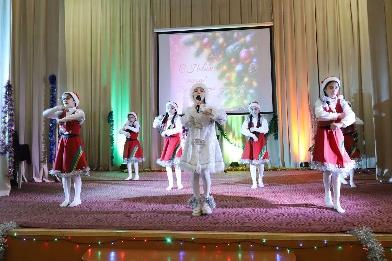 В Табасаранском районе при содействии центра социального обслуживания прошло новогоднее торжество для детей участников СВО